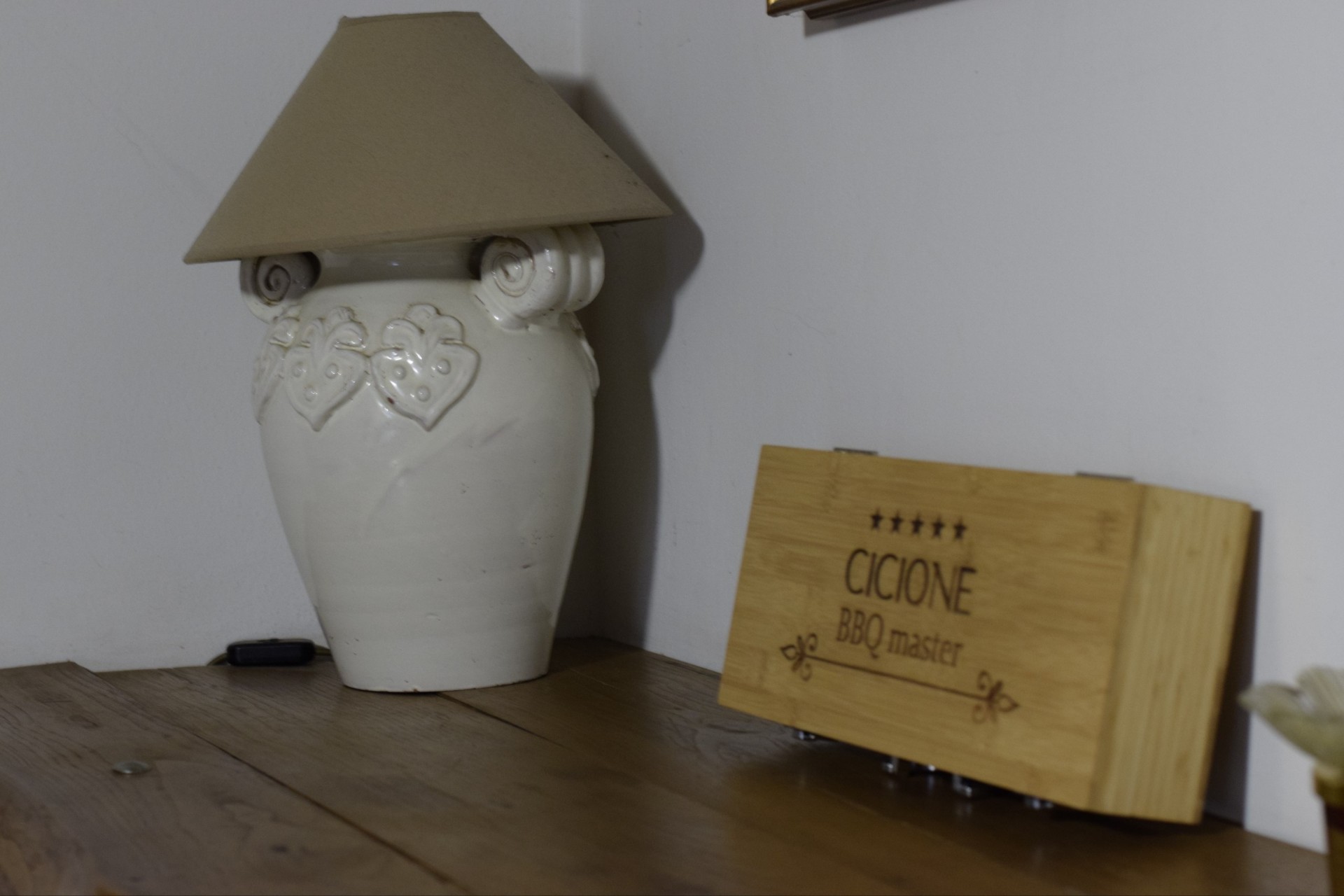 Lampada in ceramica e targa Cicione BBQ master