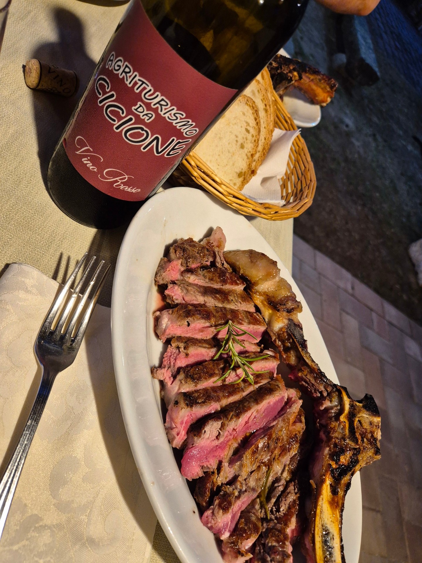 Bistecca alla fiorentina con vino rosso Da Cicione