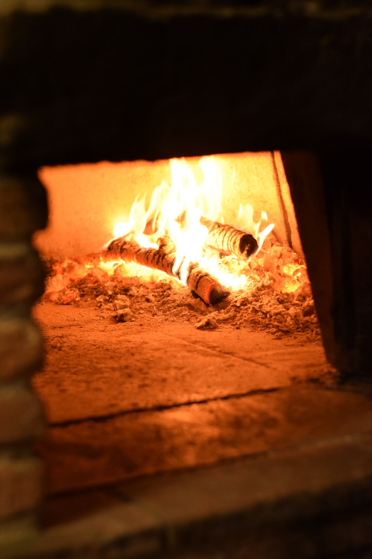 Fiamma viva nel forno a legna